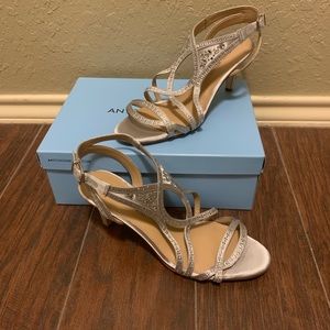 NWT Antonio Melani strappy silver low heels sz 9